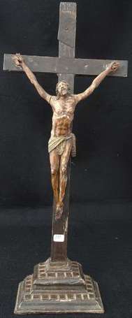 Christ en croix. Sujet en bois sculpté polychromé.