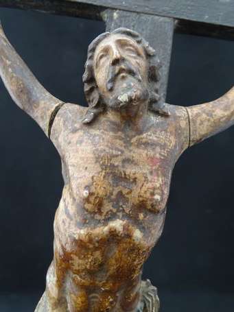 Christ en croix. Sujet en bois sculpté polychromé.