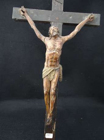 Christ en croix. Sujet en bois sculpté polychromé.