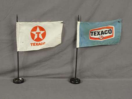 TEXACO : 2 Fanions de comptoir.