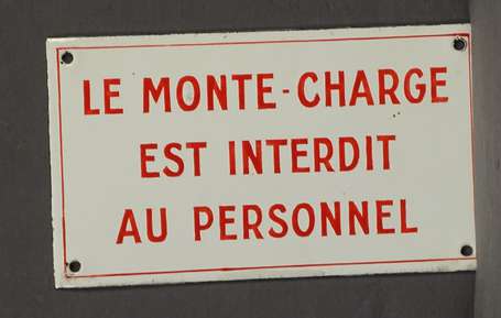 LE MONTE-CHARGE EST INTERDIT AU PERSONNEL : Plaque