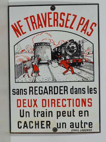 S.N.C.F « NE TRAVERSEZ PAS…Un Train peut en cacher