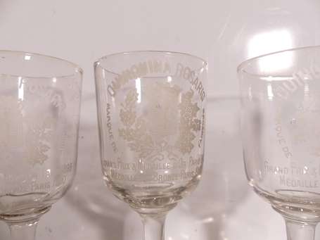 QUINQUINA ROSARIO : 4 petits verres à digestif 