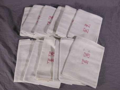 Suite de 12 serviettes en damassé blanc à motifs 