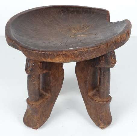 Ancien petit tabouret circulaire en bois dur  