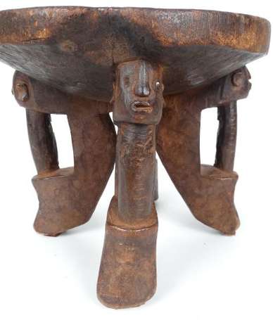 Ancien petit tabouret circulaire en bois dur  