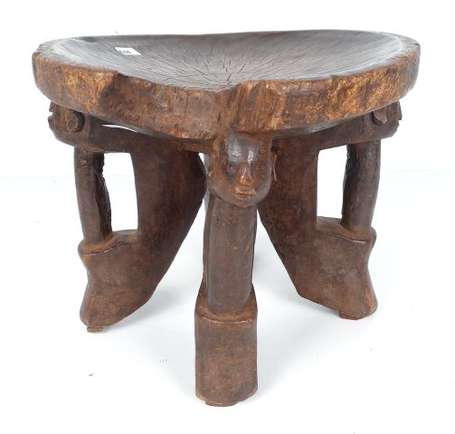 Ancien petit tabouret circulaire en bois dur  