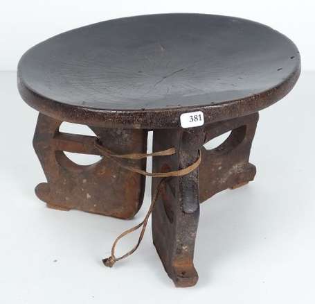 Ancien petit tabouret circulaire en bois dur à la 