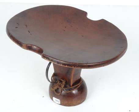 Ancien petit tabouret d'homme en bois dur à patine