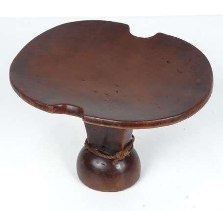 Ancien petit tabouret d'homme en bois dur à patine