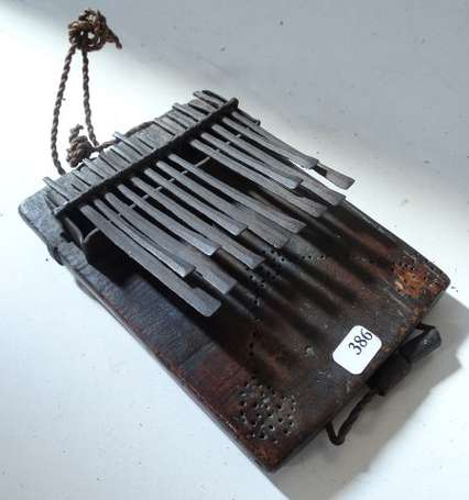 Ancien instrument de musique en bois à lamelles 