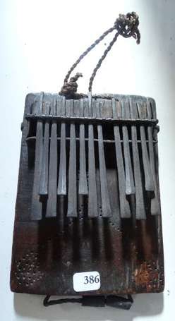 Ancien instrument de musique en bois à lamelles 