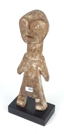 Ancienne statuette votive en bois dur au visage 