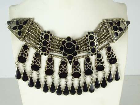 Collier draperie ethnique en métal émaillé noir en