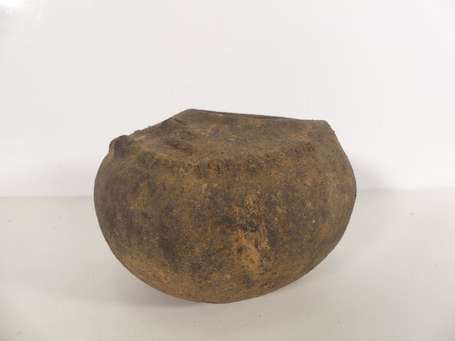 Ancien bol en terre cuite représentant une tête la
