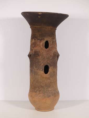 Ancienne grande urne tubulaire en terre cuite à 
