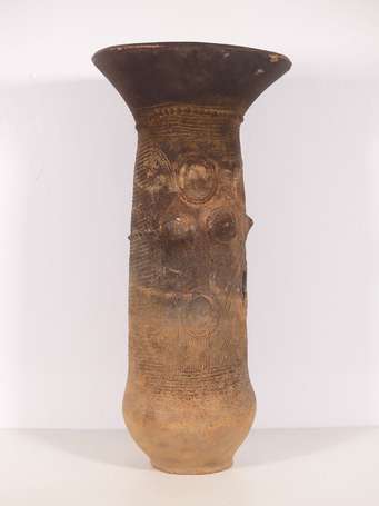 Ancienne grande urne tubulaire en terre cuite à 