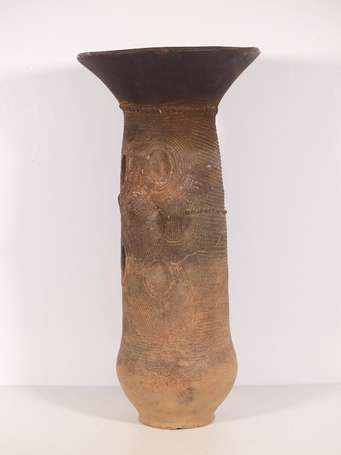 Ancienne grande urne tubulaire en terre cuite à 