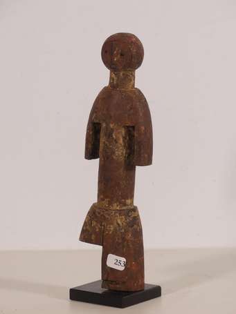 Petite statuette rituelle en bois avec des restes 