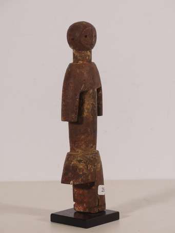 Petite statuette rituelle en bois avec des restes 