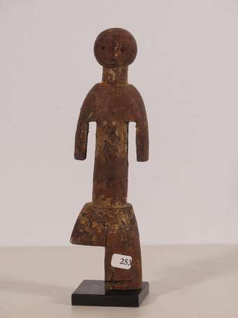 Petite statuette rituelle en bois avec des restes 