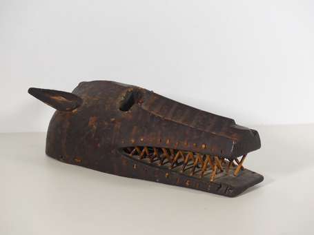 Ancien masque heaume zoomorphe en bois dur 