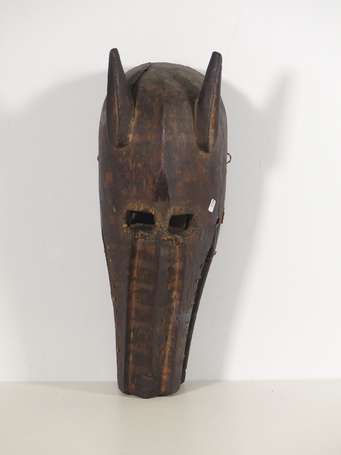 Ancien masque heaume zoomorphe en bois dur 