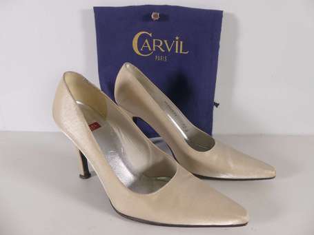 CAREL - Paire d'escarpins en satin crème irisé. 