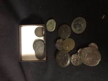 Monnaie - une petite boite de monnaies anciennes (