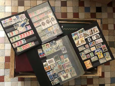 Philatélie - ensemble de 2 albums de timbres 