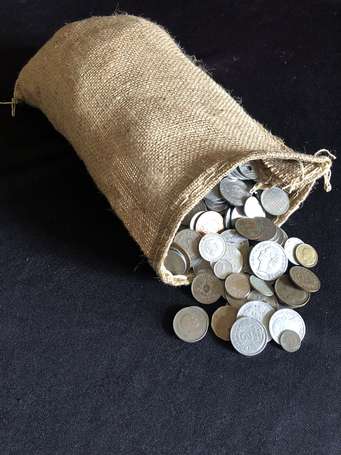 Monnaies diverses - 1 sac d'environ 7,6kg - à 