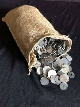 Monnaies diverses - 1 sac d'environ 7,5kg - à 
