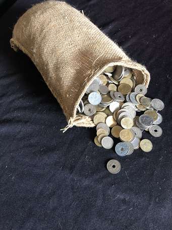 Monnaies diverses - 1 sac d'environ 7,8kg - à 