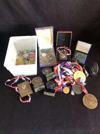 Une boite de médailles et récompenses sportives , 