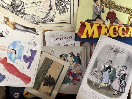 Une caisse de vieux papiers et publicités , à 