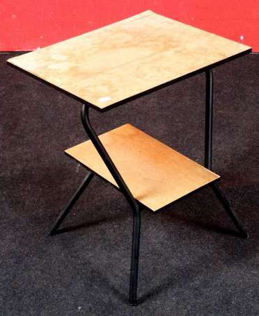 Table d'appoint à deux plateaux, le piètement 