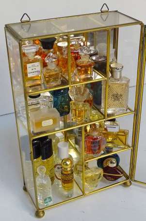 Lot de 28 miniatures de parfum dont ROCHAS, 