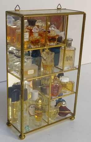Lot de 28 miniatures de parfum dont ROCHAS, 