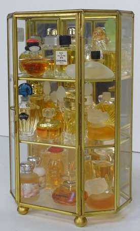 Lot de 25 miniatures de parfum dont GUERLAIN, 