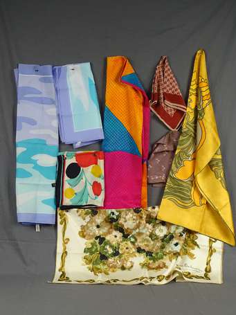 Lot de 8 foulards vintage en soie dont YVES SAINT 