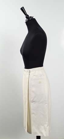 COURREGES - Jupe portefeuille en rayonne blanche. 