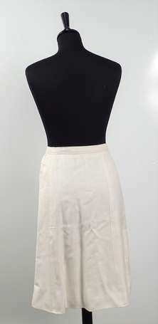 COURREGES - Jupe portefeuille en rayonne blanche. 