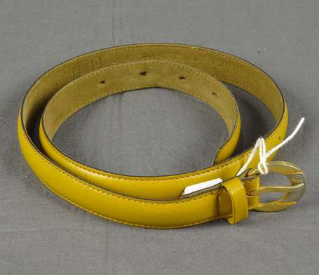 GUY LAROCHE - Fine ceinture en cuir moutarde, la 