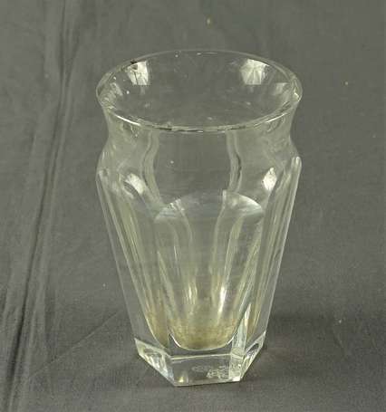 BACCARAT - Vase en cristal taillé de côtes plates 