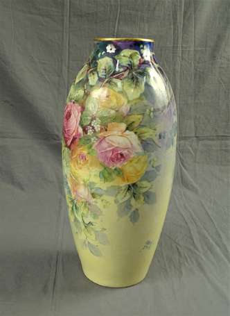 LIMOGES - Grand vase ovoïde en porcelaine à décor 