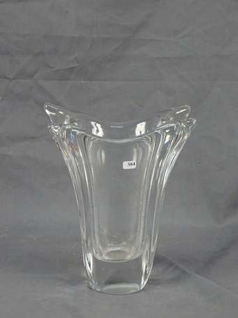 DAUM - Vase à pans en cristal étiré circa 1950. 
