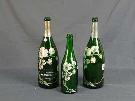 Perrier jouet. 3 Bouteilles décor émaillés de 