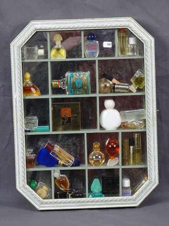 Environ 25 miniatures parfums en vitrine dont 