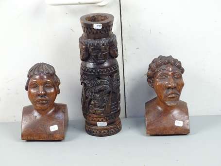 MADAGASCAR - 2 bustes de bois sculpté et un vase.