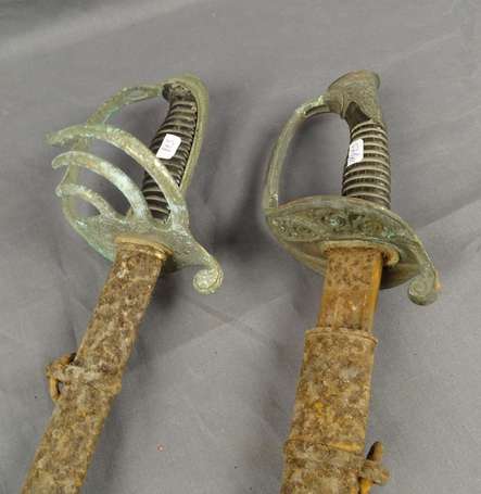 Deux sabres avec fourreaux dans l'état 
